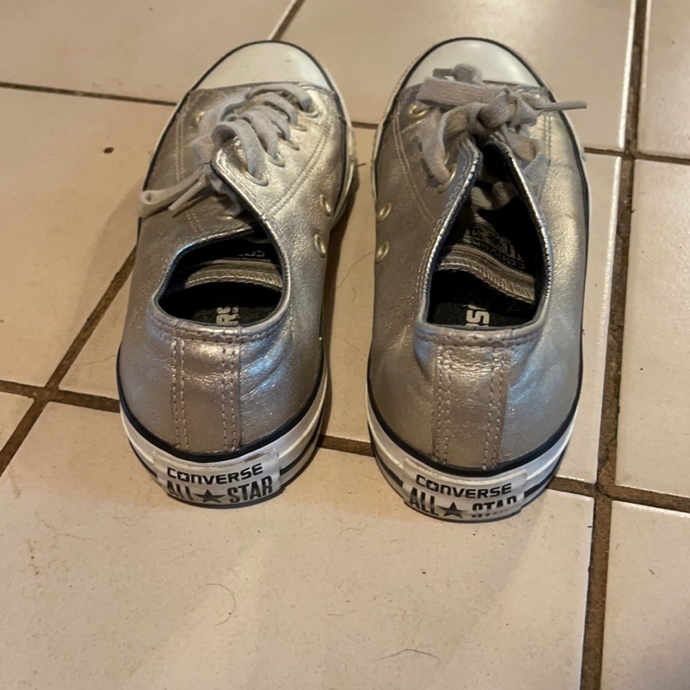 Size 6 girls/women’s converse sneakers in metallic lite gold